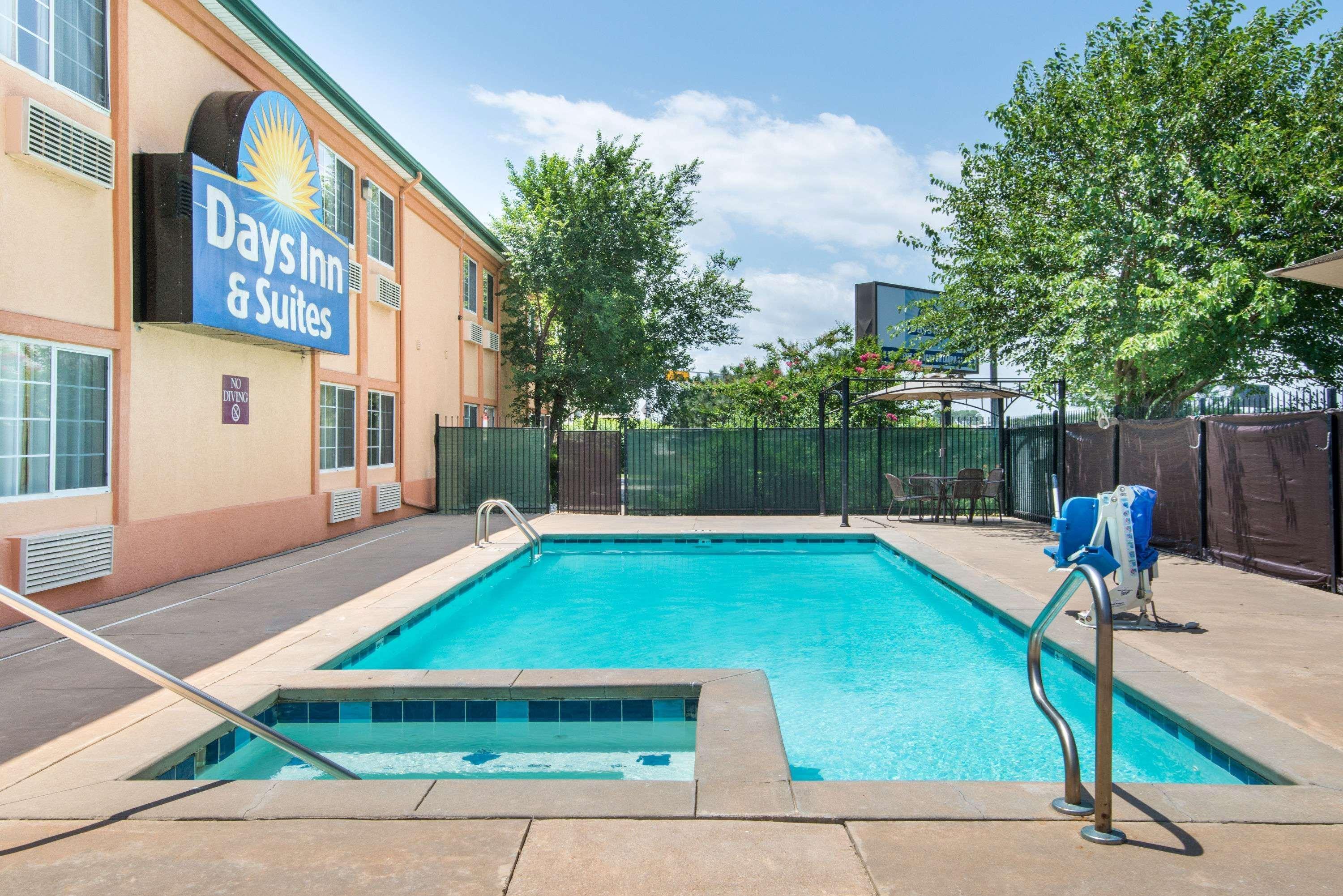 Days & By Wyndham Hotel Wichita
