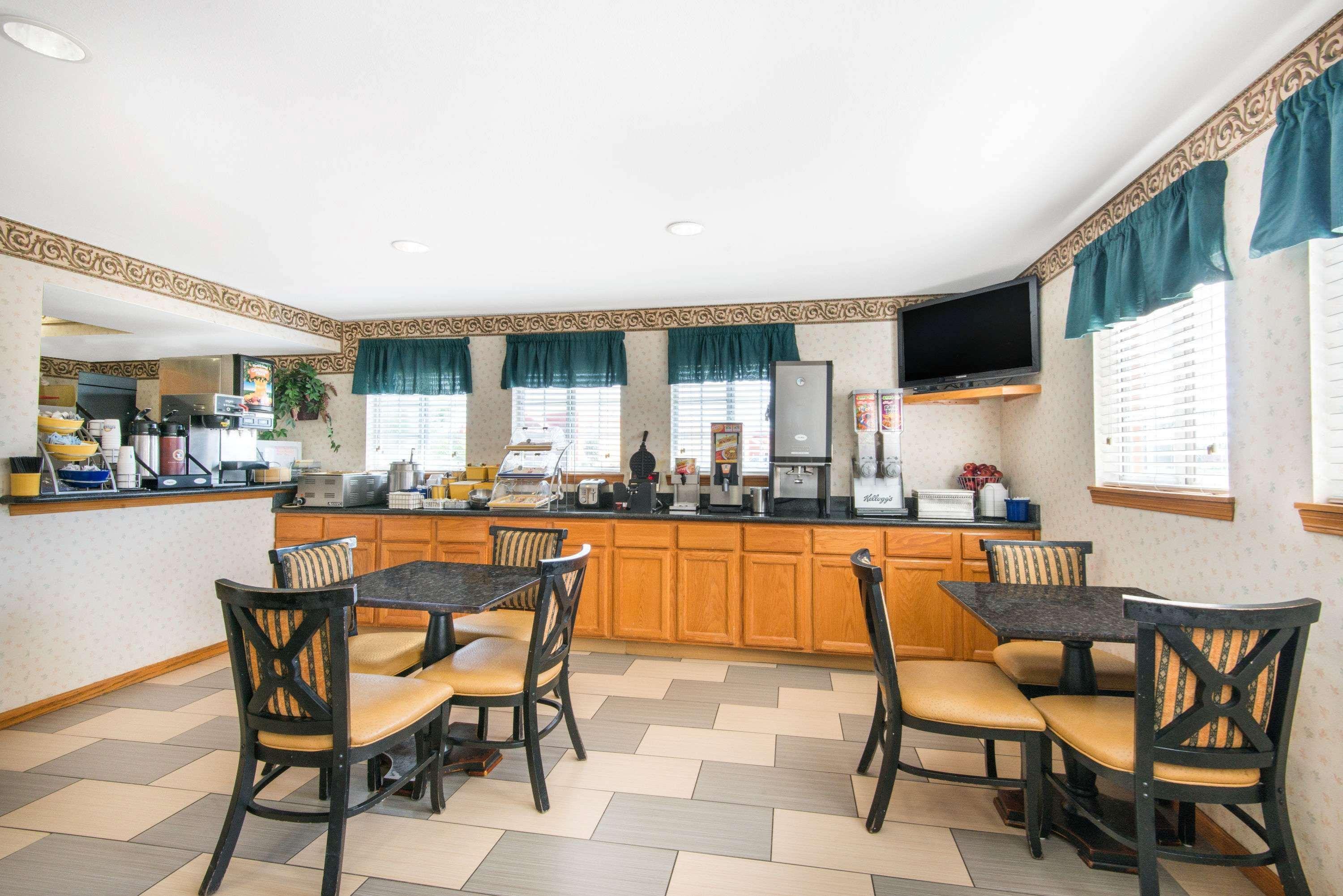 Days & By Wyndham Hotel Wichita